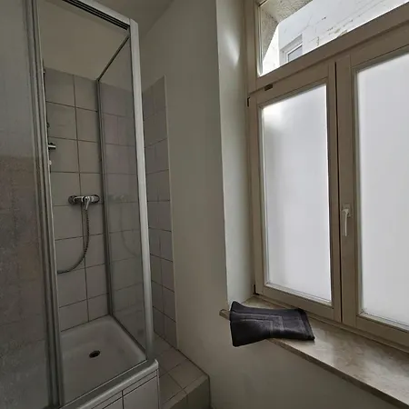 Sehr Grosse Mit 6 Schlafzimmern, Kueche, Bad Und Grossem Wohnzimmer Im Herzen Von Appartement
