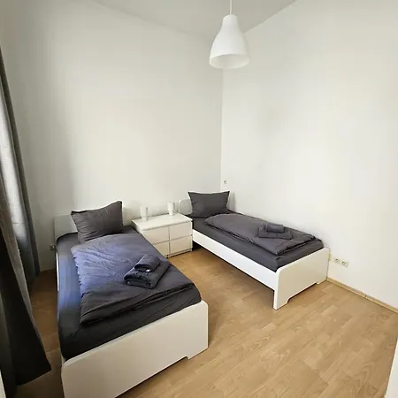 Appartement Sehr Grosse Mit 6 Schlafzimmern, Kueche, Bad Und Grossem Wohnzimmer Im Herzen Von