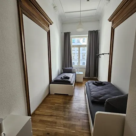 Sehr Grosse Mit 6 Schlafzimmern, Kueche, Bad Und Grossem Wohnzimmer Im Herzen Von Appartement