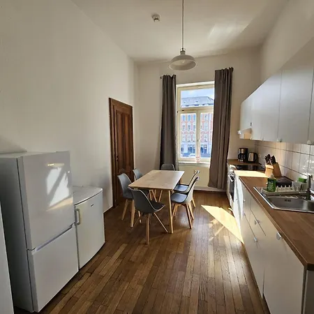 Sehr Grosse Mit 6 Schlafzimmern, Kueche, Bad Und Grossem Wohnzimmer Im Herzen Von Appartement